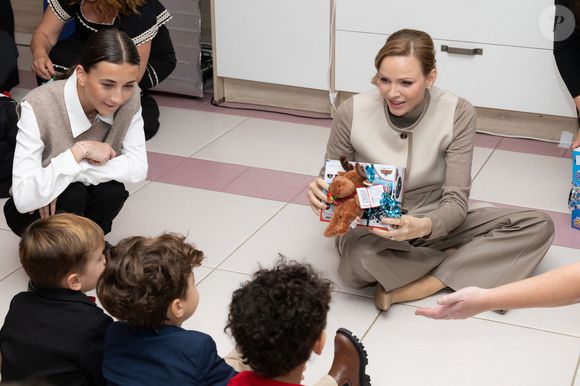 Le prince Albert II de Monaco et la princesse Charlène de Monaco assistent au spectacle de Noël à la crèche de la Croix-Rouge Rosine Sanmori et participent à la traditionnelle distribution de cadeaux de Noël à Monaco. Photo par Olivier Huitel / Pool Monaco / Bestimage