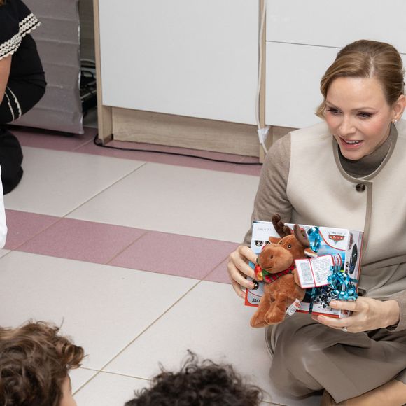 Le prince Albert II de Monaco et la princesse Charlène de Monaco assistent au spectacle de Noël à la crèche de la Croix-Rouge Rosine Sanmori et participent à la traditionnelle distribution de cadeaux de Noël à Monaco. Photo par Olivier Huitel / Pool Monaco / Bestimage