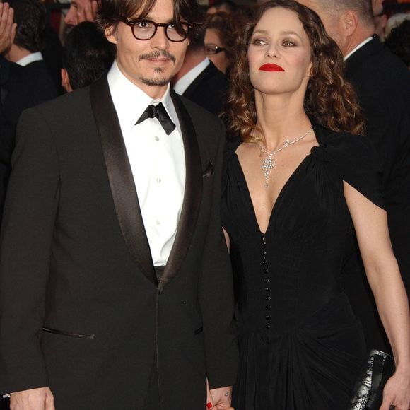 Johnny Depp et sa compagne de longue date, Vanessa Paradis, se sont séparés. Un publiciste de Depp a déclaré dans un communiqué mardi 19 juin 2012 que les deux "se sont séparés à l'amiable". Le communiqué demande de préserver l'intimité de l'ancien couple et de leurs deux enfants, Jack, 9 ans, et Lily-Rose, 13 ans. Photo d'archives : Johnny Depp et sa femme Vanessa Paradis arrivent à la 80e cérémonie des Oscars, qui se tient au Kodak Theater sur Hollywood Boulevard à Los Angeles, CA, USA, le 24 février 2008. Photo by Gilbert Flores/LFI/ABACAPRESS.COM