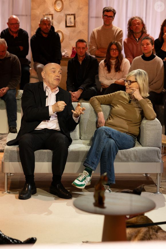 Exclusif - Bernard Montiel, Raphaël Mezrah, Oli. avec Chantal Ladesou et Eric Baratay invités, et Olivia la juriste sur plateau de l'émission "Animalement Vôtre" présentée par Bernard Montiel et diffusée le 8 février 2026 sur France 3, à Paris, France, le 12 janvier 2026. © Julien Sarkissian/Bestimage