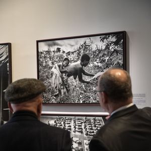 Exclusif - Le prince Albert II de Monaco et Sebastiao Salgado - Le prince Albert II de Monaco visite l'exposition du photographe Sebastiao Salgado au musée de l'homme à Paris le 21 février 2019. © Cyril Moreau/Bestimage