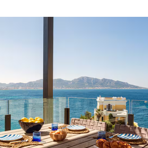 La photo de présentation nous plonge d'ailleurs directement dans l'ambiance de la cité phocéenne avec une terrasse ensoleillée, aménagée de garde-corps en verre pour ne rien gâcher du panorama qui dégage une vue superbe sur les eaux turquoise de la Méditerranée.

Lena Mahfouf met sa villa de Marseille en location sur Airbnb