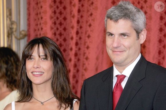 L'actrice française Sophie Marceau et Jim Lemley assistent à la cérémonie de remise du titre de Chevalier de la Légion d'honneur au réalisateur américain Steven Spielberg par le Président français Jacques Chirac au Palais de l'Elysée à Paris-France le 5 septembre 2004. Photo par Mousse-Guerin/ABACA.
