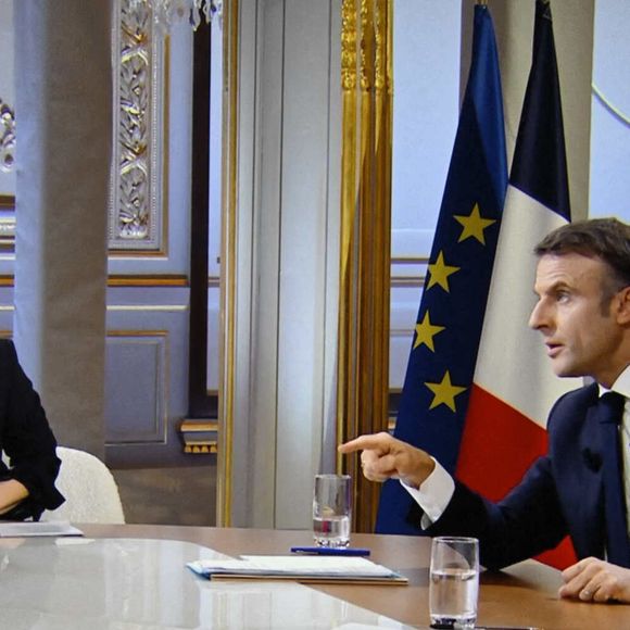 Le président français Emmanuel Macron avec Anne-Elisabeth Lemoine, Mohamed Bouhafsi sur un écran de télévision à Paris lors d'une interview en direct diffusée dans l'émission '' C a vous '' de la chaîne de télévision française France 5, le 20 décembre 2023. Photo by Eliot Blondet/ABACAPRESS.COM