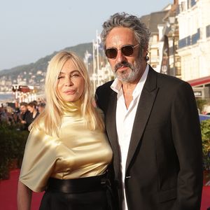 Emmanuelle Béart et son mari Frédéric Chaudier - Arrivées des personnalités sur le tapis rouge lors de la 40ème édition du Festival de Cabourg "Journées romantiques"  le 13 juin 2026.
© Coadic Guirec / Bestimage