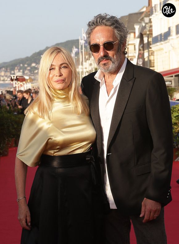 Emmanuelle Béart et son mari Frédéric Chaudier - Arrivées des personnalités sur le tapis rouge lors de la 40ème édition du Festival de Cabourg "Journées romantiques"  le 13 juin 2026.
© Coadic Guirec / Bestimage