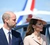 C'est lors de la visite du président français Emmanuel Macron et de sa femme Brigitte que le prince de Galles a dévoilé sa nouvelle coupe. 

Le prince William, prince de Galles, et Catherine (Kate) Middleton, princesse de Galles, accueillent le couple présidentiel français le président Emmanuel Macron et sa femme la Première Dame Brigitte Macron à l'aéroport Station RAF de Northolt, à Ruislip, Royaume Uni, le 8 juillet 2025. À l'invitation de Leurs Majestés le roi et la reined'Angleterre, le président français et Madame la Première effectueront une visite d'État au Royaume-Uni du 8 au 10 juillet 2025. © Jeanne Accorsini/Pool/Bestimage