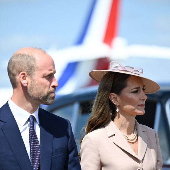 C'est lors de la visite du président français Emmanuel Macron et de sa femme Brigitte que le prince de Galles a dévoilé sa nouvelle coupe. 

Le prince William, prince de Galles, et Catherine (Kate) Middleton, princesse de Galles, accueillent le couple présidentiel français le président Emmanuel Macron et sa femme la Première Dame Brigitte Macron à l'aéroport Station RAF de Northolt, à Ruislip, Royaume Uni, le 8 juillet 2025. À l'invitation de Leurs Majestés le roi et la reined'Angleterre, le président français et Madame la Première effectueront une visite d'État au Royaume-Uni du 8 au 10 juillet 2025. © Jeanne Accorsini/Pool/Bestimage