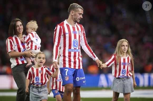 Atletico de Madrid Antoine Griezmann avec sa famille lors de son départ du club en tant que meilleur buteur de l'histoire après un match de Liga. 17 mai 2026. (ALTERPHOTOS/Ropero)