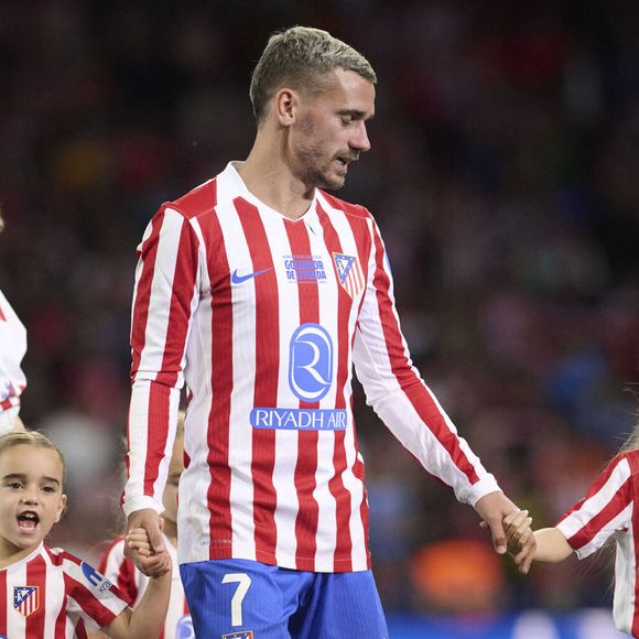 Atletico de Madrid Antoine Griezmann avec sa famille lors de son départ du club en tant que meilleur buteur de l'histoire après un match de Liga. 17 mai 2026. (ALTERPHOTOS/Ropero)