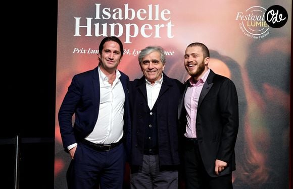 Ronald Chammah avec ses fils Lorenzo Chammah et Angelo Chammah au photocall de la cérémonie de remise du prix lumière de la 16ème édition du Festival Lumière à l'Amphithéâtre - Centre de Congrès à Lyon, France, le 18 octobre 2024. © Dominique Jacovides/Bestimage