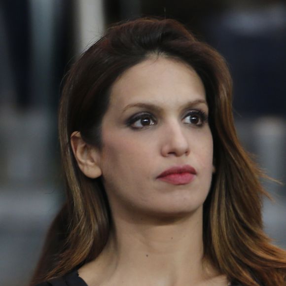 Portant le prénom de la maman de la journaliste, disparue en octobre 2022, la fillette apparait dans les bras de Sonia, habillée dans une adorable robe rouge brodée de petits sapins de Noël. 

Sonia Mabrouk star tunisienne du JT en France sur Tv Public Senat assiste au match de football entre le PSG et Marseille au parc des Princes à Paris