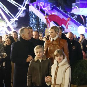 La princesse Charlene de Monaco avec ses enfants, le prince héréditaire Jacques et la princesse Gabriella, a Inauguré le traditionnel Marché de Noël de Monaco, le 6 décembre 2024. Ils étaient accompagné par le nouveau ministre d'Etat de la Principauté, M. Didier Guillaume, de M. Geoges Marsan, le maire de Monaco et certains de ses adjoints. Le Marché est ouvert jusqu'au 5 janvier 2025. 24 chalets décorés proposent des produits artisanaux, idées cadeaux ou décorations de Noël aux visiteurs, et aussi 21 stands gourmands avec des spécialités à déguster dans la zone restauration. © JC VINAJ / Pool Monaco / Bestimage