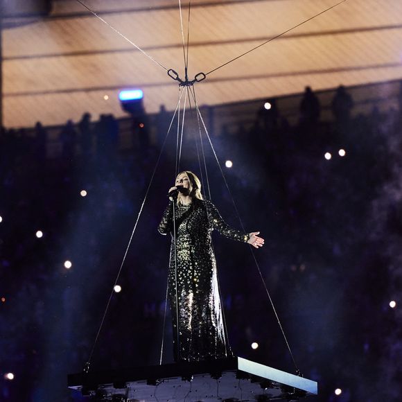 Et la chanteuse de 28 ans interprètera son titre "Maman" sur scène.

La chanteuse Louane (Louane Emera), représentante de la France au concours de l'Eurovision, interpréte pour la première fois son titre Maman, en hommage à sa mère décédée lorsqu'elle avait 17 ans, devant les 80 000 spectateurs, suspendue sur une plateforme, plusieurs mètres au-dessus de la pelouse et des musiciens, du Stade de France à la mi-temps du match du Tournoi des Six Nations opposant la France à l'Écosse, à Saint-Denis, Seine Saint-Denis, France, le 15 mars 2025. © Cyril Moreau/Bestimage