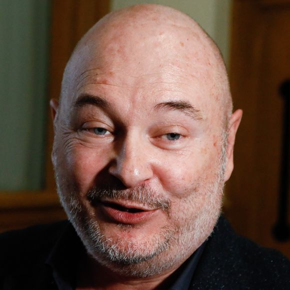 L'animateur signera donc son retour à la radio, moins d'un an après la décision de justice qui lui donnait le droit d'exercer de nouveau son métier.

Suspendu de l'antenne après une enquête pour viol, Sébastien Cauet réclame en justice son retour sur NRJ au tribunal de commerce de Paris, France, le 18 mars 2024. L'animateur de radio a assigné la station en justice pour exiger son retour sur les ondes. L'animateur, suspendu depuis novembre dernier de l'antenne de NRJ, fait désormais l'objet d'au moins 5 plaintes pour viol ou agression sexuelle. © Christiophe Clovis/Bestimage