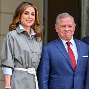 La maman du prince héritier Hussein, d'Iman, de Salma et d'Hashem avait de son côté opté pour une création grise Altuzarra aux allures de robe-chemise.
Le président français et sa femme, la Première dame, reçoivent le roi Abdallah II de Jordanie et la reine Rania de Jordanie au palais présidentiel de l'Élysée à Paris, France, le 17 septembre 2026. © Christian Liewig/Bestimage