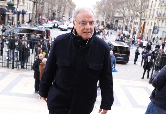 Alain Afflelou arrive à la cérémonie d'enterrement de Rolland Courbis à l'église de la Madeleine à Paris, France, le 14 janvier 2026. Rolland Courbis, ancien footballeur français, entraîneur et commentateur médiatique au franc-parler, est décédé à l'âge de 72 ans. Photo par Jerome Domine/ABACAPRESS.COM