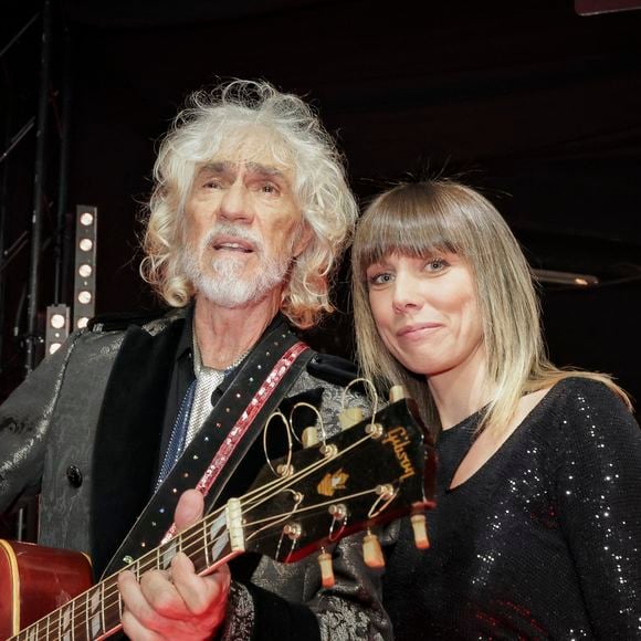 Louis Bertignac et sa femme Laetitia lors de l'enregistrement de l'émission "300 Choeurs chantent pour les fêtes" à Paris, diffusée le 23 décembre 2022 sur France 3

© Jack Tribeca / Bestimage