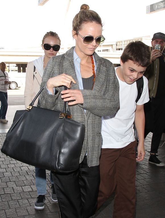 Vanessa Paradis arrive avec ses enfants Lily-Rose Depp et Jack Depp à l’aéroport de LAX à Los Angeles. Lily-Rose Depp est accompagnée de son petit ami Ash Stymest.  Le 21 mars 2016