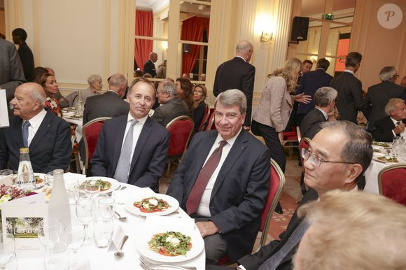 sur la politique, la culture et l'économie.

Exclusif - Marc Ladreit de Lacharrière, Sir Thomas Drew et Xavier Darcos lors d'un dîner de la Revue des Deux Mondes à la Maison de l'Amérique Latine à Paris le 15 septembre 2025
© Jack Tribeca / Bestimage