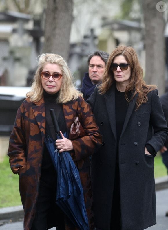 Catherine Deneuve et sa fille Chiara Mastroianni - Sorties des obsèques de l'avocat Hervé Temime au cimetière du Montparnasse à Paris, France, le 14 avril 2023. © Clovis-Jacovides/Bestimage