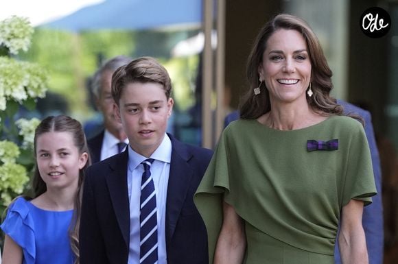 Des accessoires de créateurs et des bijoux d'exception sont venus parfaire ce look royal parfait.

La princesse Charlotte, le prince George et Kate Middleton à Wimbledon, le 12 juillet 2026. 

© Andrew Matthews / Bestimage