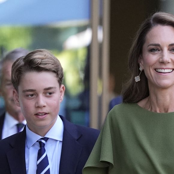 Des accessoires de créateurs et des bijoux d'exception sont venus parfaire ce look royal parfait.

La princesse Charlotte, le prince George et Kate Middleton à Wimbledon, le 12 juillet 2026. 

© Andrew Matthews / Bestimage