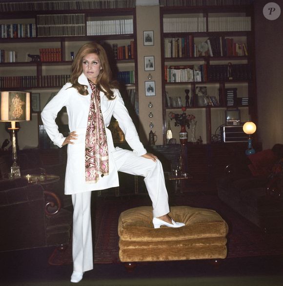 La chanteuse et actrice française d'origine italienne Dalida pose dans sa maison. Paris, 1968. Photo par Pierluigi Praturlon/Mondadori Portfolio via Zuma Press/Abaca