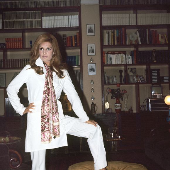 La chanteuse et actrice française d'origine italienne Dalida pose dans sa maison. Paris, 1968. Photo par Pierluigi Praturlon/Mondadori Portfolio via Zuma Press/Abaca