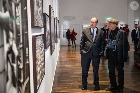 Exclusif - Le prince Albert II de Monaco et Sebastiao Salgado - Le prince Albert II de Monaco visite l'exposition du photographe Sebastiao Salgado au musée de l'homme à Paris le 21 février 2019. © Cyril Moreau/Bestimage
