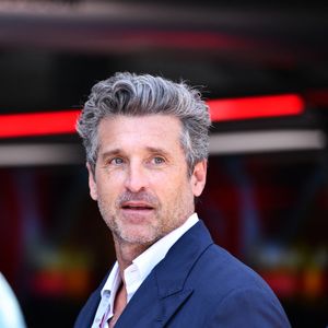 Le jeune homme y apparaît notamment en robe, en tailleurs à épaulettes et en escarpins à talons hauts.

Patrick Dempsey est photographié dans le garage avant le départ du Grand Prix de Formule 1 Louis Vuitton de Monaco, à Monte-Carlo, le 7 juin 2026.

Daisy Facinelli/ZUMA Press Wire / Bestimage