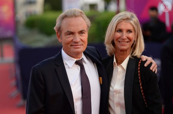 De son côté, Gilles Cohen est désormais en couple avec Karine Paschal, avec qui il partage une nouvelle page de sa vie.

Gilles Cohen et sa femme Karine Paschal à la première de "ADN" lors du 46ème Festival du Cinéma Américain de Deauville, le 11 septembre 2020.
© Rachid Bellak/Bestimage
