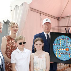 Le prince Albert II de Monaco, la princesse Charlène et le prince Jacques et la princesse Gabriella - Cérémonie d’ouverture de la 6ème édition des Rencontres des Sites Historiques Grimaldi de Monaco, et remise des Trophées aux Officiels le 14 juin 2025. LL. AA. SS. le Prince Albert II et la Princesse Charlène, accompagnés de S.A.S. le Prince héréditaire Jacques et S.A.S. la Princesse Gabriella, ont ouvert ce samedi 14 juin, à 10h00, la 6ème édition des Rencontres des Sites Historiques Grimaldi de Monaco, organisée par la Fédération éponyme.
Créé il y a dix ans, le réseau des fiefs comprend aujourd'hui plus de 80 collectivités territoriales dans l'association française et une trentaine dans l'association italienne.
Pour cette 6ème année, trois sites historiques de la Haute-Loire (Polignac, Lavoûte-sur-Loire, Saint-Pal-de-Chalencon), deux communes des Appennins (Bardi et Pompiano), Ollioules dans le Var, Villeneuve-Loubet dans les Alpes-Maritimes et Uzès dans le Gard ont été mis à l’honneur.
Après Son discours, le Souverain a remis les plaques souvenirs de cette édition aux huit maires invités, ainsi qu'aux services techniques de la commune de Monaco et aux éditions Glénat. 
L'éditeur J.Glénat a présenté, en avant-première, la nouvelle bande dessinée Monaco-l’Épopée des Grimaldi. Réalisé en collaboration avec les Archives du Palais princier, cet ouvrage est édité en français et en anglais. Ses auteurs, le scénariste A.Delalande et le dessinateur C.Fernandez, sont présents sur le village des Sites historiques, pour des séances de dédicace, jusqu'à demain dimanche de 11h00 à 13h00 et de 15h00 à 17h00.
La Famille princière a ensuite cheminé dans le Village pour un moment de partage, à la rencontre des exposants, venus nombreux honorer Sa présence. 
© Caudia Albuquerque / Bestimage