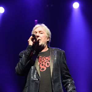 Cookie Dingler quitte donc la scène avec émotion, laissant derrière lui un public fidèle et des souvenirs inoubliables de ses tubes intemporels.

Cookie Dingler - Showcase pour l'avant-première du film "Stars 80, la suite" à l'Olympia de Paris le 5 décembre 2017. © Coadic Guirec/Bestimage