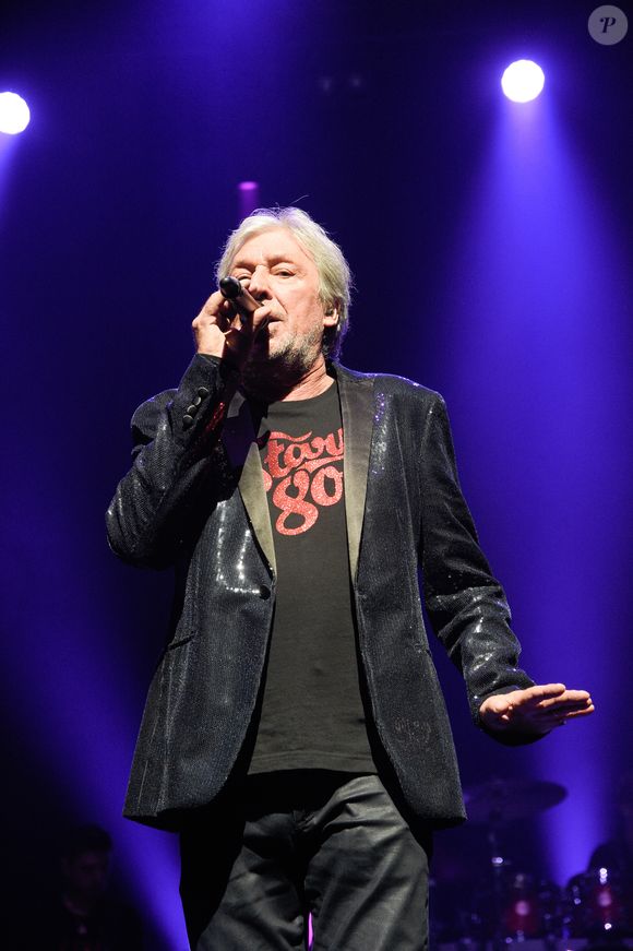 Cookie Dingler quitte donc la scène avec émotion, laissant derrière lui un public fidèle et des souvenirs inoubliables de ses tubes intemporels.

Cookie Dingler - Showcase pour l'avant-première du film "Stars 80, la suite" à l'Olympia de Paris le 5 décembre 2017. © Coadic Guirec/Bestimage