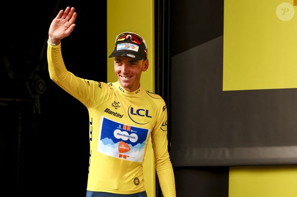 Français Romain Bardet de l'équipe DSM-Firmenich PostNL portant le maillot jaune de leader du classement général célèbre sur le podium après la première étape du Tour de France 2024, de Florence, Italie à Rimini, Italie (206 km) le samedi 29 juin 2024. La 111e édition du Tour de France débutera le samedi 29 juin et s'achèvera à Nice, en France, le 21 juillet. Photo par ABACAPRESS.COM
