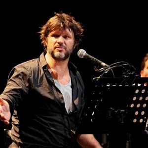 Bertrand Cantat (ex-membre du groupe "Noir Désir" et actuel membre du groupe "Détroit") a fait une pause dans sa carrière musicale et s'est lancé dans une tournée de lecture de textes poétiques avec deux musiciens autour de lui en 2016. 

© Patrick Bernard/ Bestimage