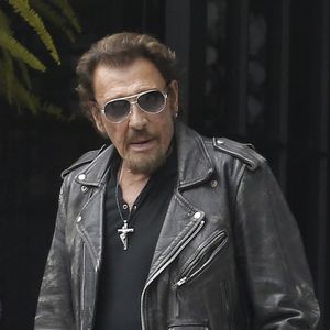 Exclusif - Johnny Hallyday - Johnny Hallyday quitte sa propriété de Pacific Palissades le 12 septembre 2016 pour aller faire une virée à moto et faire "Easy Rider" à l'envers.