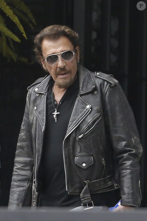 Exclusif - Johnny Hallyday - Johnny Hallyday quitte sa propriété de Pacific Palissades le 12 septembre 2016 pour aller faire une virée à moto et faire "Easy Rider" à l'envers.