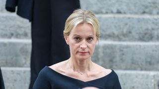 Ils avaient respecté le dress code et étaient des centaines aux côtés d'Audrey Crespo-Mara pour saluer une dernière fois Thierry Ardisson