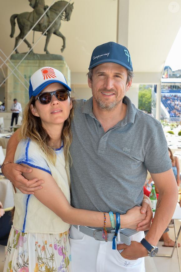 Aux dernières nouvelles, elle est toujours propriétaire avec Guillaume Canet, le père de ses enfants Marcel et Louise, d’une maison dans la ville de Saint-Cloud (Hauts-de-Seine), aux portes de Paris. 

Exclusif - Marion Cotillard et son compagnon Guillaume Canet dans la tente VIP lors du Longines Paris Eiffel Jumping au Champ de Mars à Paris, le samedi 6 juillet 2019. © Veeren Ramsamy/Bestimage