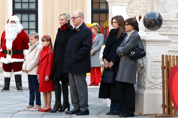 Le prince Jacques de Monaco, marquis des Baux, La princesse Gabriella de Monaco, comtesse de Carladès, La princesse Charlène de Monaco, Le prince Albert II de Monaco, La princesse Stéphanie de Monaco, Camille Gottlieb - La famille princière de Monaco offre les traditionnels cadeaux de Noël aux enfants monégasques dans la Cour du Palais Princier, le 18 décembre 2024. 

© Claudia Albuquerque / Bestimage