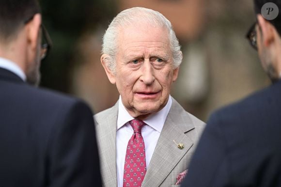 Le roi Charles III d'Angleterre, plante un arbre dans les jardins de la Villa Wolkonsky à Rome, le 10 avril 2025. Le souverain rencontre des représentants de l'Alliance pour la bioéconomie circulaire (CBA) afin d'en savoir plus sur leurs travaux en Italie et sur les recherches scientifiques menées en lien avec la biodiversité, le climat et la santé humaine. 
© Imago / PsnewZ / Bestimage