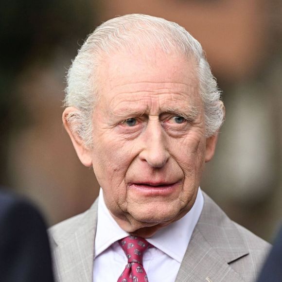 Le roi Charles III d'Angleterre, plante un arbre dans les jardins de la Villa Wolkonsky à Rome, le 10 avril 2025. Le souverain rencontre des représentants de l'Alliance pour la bioéconomie circulaire (CBA) afin d'en savoir plus sur leurs travaux en Italie et sur les recherches scientifiques menées en lien avec la biodiversité, le climat et la santé humaine. 
© Imago / PsnewZ / Bestimage
