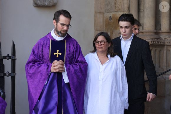A la tête d'une tribu de 4 enfants, certains d'entre eux ont été aperçus.

Alexandra de Csabay (fille adoptive) - Arrivées aux obsèques de Philippe Labro en l'église de Saint-Germain-des-Prés à Paris le 13 juin 2025. © Dominique Jacovides - Christophe Clovis / Bestimage
