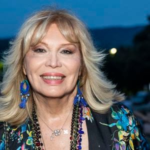 Dans les commentaires, plusieurs internautes semblent convaincus par la ressemblance entre les deux morceaux. 

Exclusif - Amanda Lear - Festival de Ramatuelle avec le spectacle Ary Abittan "My story" le 3 Août 2018
© Cyril Bruneau / Festival de Ramatuelle / Bestimage