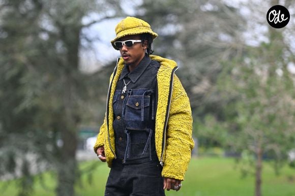 L'expertise visuelle d'Oscar Goba Noel permet au label de s'exporter à l'international et de séduire des célébrités mondiales comme Naomi Campbell ou J Balvin.


Jules Kounde arrive à Clairefontaine, France. © Federico Pestellini/Panoramic/Bestimage