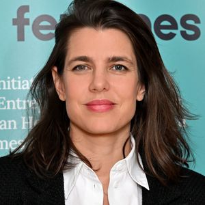 Charlotte Casiraghi était présente au 4eme Speed Mentoring, organisé à l'hôtel Columbus à Monaco
Charlotte Casiraghi a été invitée au 4eme Speed Mentoring, organisé à l'hôtel Columbus à Monaco à l'initiative de SheCanHeCan (SCHC) et l’association des femmes chefs d’entreprises de Monaco (AFCEM).
La fille de la princesse Caroline de Hanovre a été accueillie par Vibeke Brask Thomsen, fondatrice et directrice de SheCanHeCan et Johanna Houdrouge, présidente de l’AFCEM. Cette manifestation annuelle permet aux jeunes filles dès 11 ans et aux jeunes femmes jusqu’à 25 ans de rencontrer des actives, cheffes de sociétés ou occupant des postes à responsabilités. Une quarantaine de jeunes filles et femmes ont pu échanger avec leurs aînées en poste en Principauté. Le but est d’orienter professionnellement ou de susciter des vocations. Du côté des mentors, une vingtaine de femmes évoluant dans plusieurs secteurs privés étaient présentes aux côtés d’autres du secteur public, telles que Céline Cottalorda, déléguée interministérielle pour le Comité droits des femmes, Elodie Kheng, chef de cabinet du ministre d’Etat, Marine Hugonnet-Grisoul, conseillère nationale, ou encore Marina Ceyssac, haut-commissaire à la protection des droits, des libertés et à la médiation. © Bruno Bebert / Bestimage