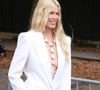 L'icône de la mode a captivé les regards dans un look immaculé au décolleté plongeant spectaculaire.

Claudia Schiffer au défilé Chloé "Collection Femme Prêt-à-Porter Printemps/Eté 2027" lors de la Fashion Week de Paris, le 1er octobre 2026. 

© Denis Guignebourg / Bestimage