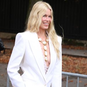 L'icône de la mode a captivé les regards dans un look immaculé au décolleté plongeant spectaculaire.
Claudia Schiffer au défilé Chloé "Collection Femme Prêt-à-Porter Printemps/Eté 2027" lors de la Fashion Week de Paris, le 1er octobre 2026.
© Denis Guignebourg / Bestimage